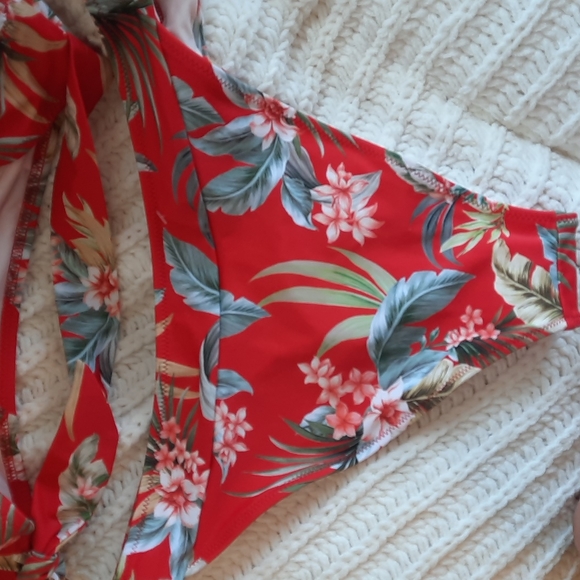 Shade and Shore 34C M Red White Green Plant Flower - Picture 8 of 9